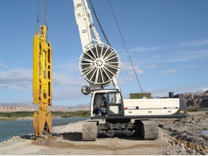 連續牆(qiáng)施工-新(xīn)疆庫爾(ěr)勒開都(dōu)河水電(dian)站圍堰(yàn)工程1