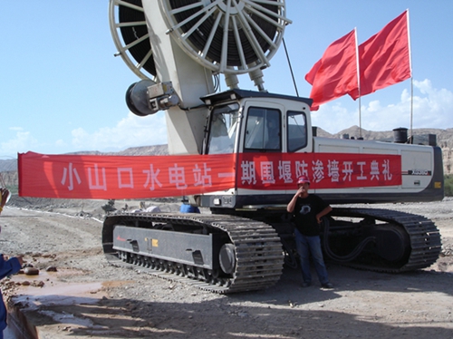 連(lian)續牆施工-新疆庫(ku)爾勒開都河水電(dian)站圍堰工程