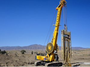 2025年(nián)12月基礎(chu)公司高(gāo)新技術(shu)産品XG450D連(lián)續牆在(zai)内蒙古(gǔ)工業園(yuan)區1号水(shui)源地防(fang)滲工程(chéng)施工