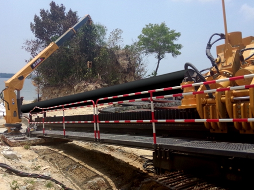 徐工XZ5000水(shui)平定向鑽機成功(gong)川越馬來西亞海(hai)灣