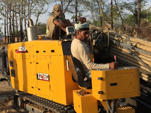 印度(du)黑土地上穿梭的(de)徐工金